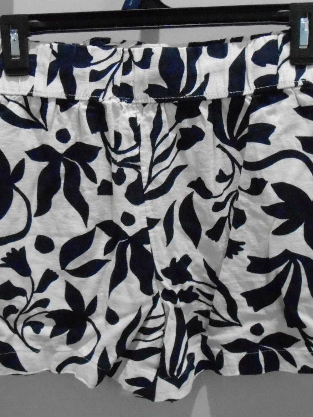 Time & Tru Women's Navy & Cream Botanical Elastic Waist Linen Blend Shorts-XS - Picture 2 of 2